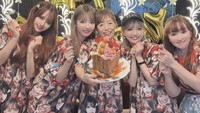 Selebgram dengan 130 ribu followers Instagram ini bahagia bisa merayakan ulang tahun sang ibu. Mereka memberikan kue dari roti tawar dan topping macaron yang menggiurkan. 