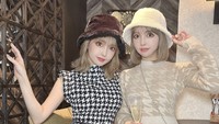 Chie dan Chika Yoshikawa adalah saudara kembar asal Jepang yang putuskan operasi plastik setelah lelah sering dibanding-bandingkan. Mereka bersikeras meraih figur sempurna lewat rangkaian operasi.