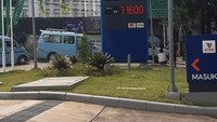 detikcom pun mewawancarai beberapa driver ojol tersebut terkait alasan mereka mengisi BBM di SPBU VIVO. Ade, salah satu driver ojol mengaku, ia menjadi konsumen SPBU VIVO sejak harga Pertalite atau BBM yang dijual Pertamina naik. Foto: Vivo Diburu Abang Ojol (Achmad Dwi Afriyadi/detikcom)