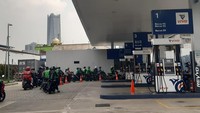 Menurut Ade, kualitas Pertalite menurun usai harga Pertalite naik. Dia mengatakan, setelah harganya naik, BBM Pertalite lebih cepat habis. Ade mengaku perubahan itu terasa ketika Pertalite mengalami kenaikan harga. Apalagi, dia banyak menghabiskan waktu di jalan.Foto: Vivo Diburu Abang Ojol (Achmad Dwi Afriyadi/detikcom)