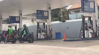 Pertamina menjamin seluruh produk BBM termasuk Pertalite yang disalurkan melalui lembaga penyalur resmi seperti SPBU dan Pertashop sesuai dengan spesifikasi dan melalui pengawasan kualitas yang ketat. Sedangkan produk BBM yang tidak sesuai dengan spesifikasi yang ditetapkan tidak akan disalurkan ke masyarakat.Foto: Vivo Diburu Abang Ojol (Achmad Dwi Afriyadi/detikcom)
