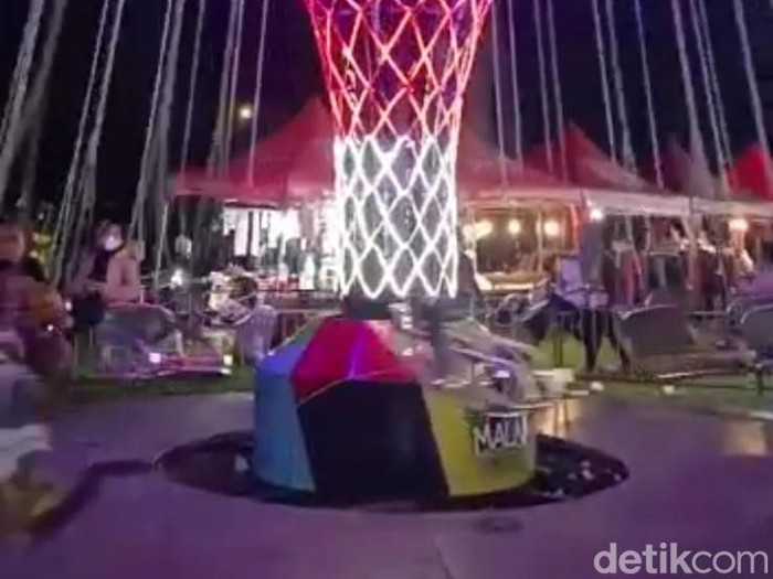 Wahana permainan ayunan putar di pasar malam blega yang ambruk.