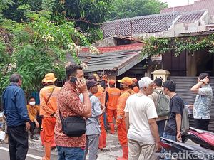 Belasan Satpol PP Kosongkan Barang di Kediaman Wanda Hamidah