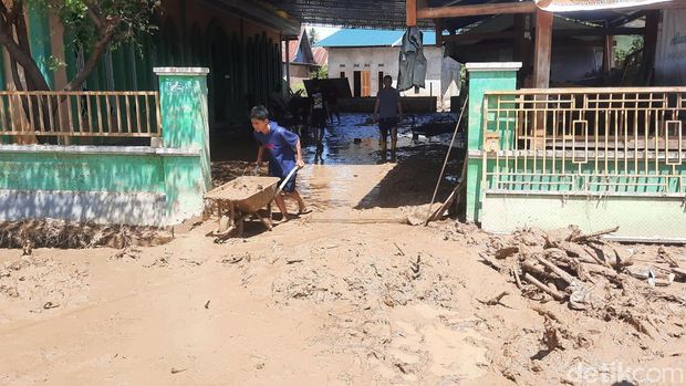 Warga Mamuju, Sulbar, mulai membersihkan sisa lumpur bawaan banjir.