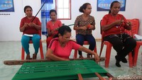 Nyaris semua perempuan warga Kecamatan Selaru ahli dalam menenun. Berkat keahlian itu, mereka punya mata pencaharian untuk membantu menafkahi keluarga tanpa harus meninggalkan rumah. Keahlian menenun warga Selaru diturunkan secara turun temurun dari nenek moyang. Kemampuan itu sudah mereka miliki sejak remaja, bahkan beberapa sudah mahir menenun sejak anak-anak.