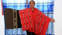 Fera Lingansera, warga asli Desa Fursuy mengatakan keahlian menenun menjadi berkah buat wanita di Selaru. Sebab, sejak remaja mereka sudah bisa mencari uang sendiri dari hasil tenunnya. Fera mengatakan perempuan di Selaru sangat tekun. Mereka giat bekerja untuk membantu mencukupi kebutuhan keluarga.