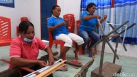 Fera menuturkan dia dan ibu-ibu lain di Fursuy terbiasa menenun setiap hari. Biasanya, kegiatan itu dilakukan pada malam hari saat listrik menyala.