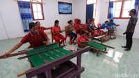 Kepala Unit BRI Lelemuku, Roberth Nicodemus Naressy mengungkap Desa Fursuy memproduksi banyak kain tenun dengan sistem produksi dan pemasaran yang terkoordinasi.