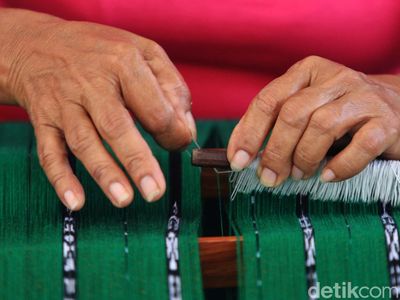 Wow! Semua Wanita di Desa Ini Ahli Menenun Lho