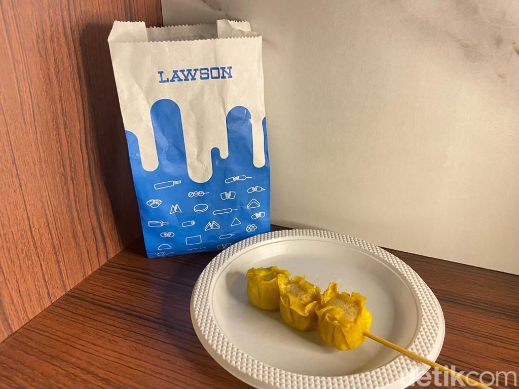 Adu Rasa Makanan dan Minuman Family Mart VS Lawson