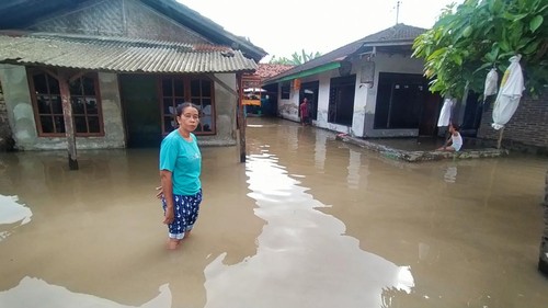 Aktifitas warga saat banjir di Kampung Kedunen, Banjar Munduk, Desa Pengambengan, Kecamatan Negara, Jembrana Bali, Jumat (14/10/2022)