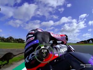 Awas! Aleix Espargaro Nyaris Tabrak Walabi Nyebrang saat Ngebut 218 Km/Jam