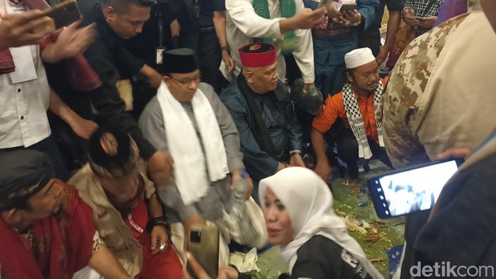Anies Baswedan ngeliwet bareng jawara se-Jabodetabek (Tiara Aliya Azzahra/detikcom)