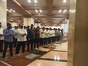 Momen Anies-Riza Salat Jumat Terakhir di Balai Kota Jelang Purnatugas
