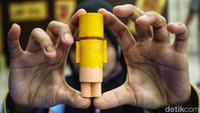 Para peserta diajarkan untuk membuat kesenian kriya ondel-ondel menggunakan bahan kayu.