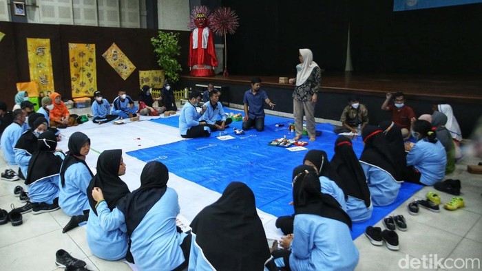 Asah Kemampuan, Warga Panti Jakarta Belajar Kesenian Kriya Sejumlah warga mengikuti pelatihan seni rupa kriya di Gedung Pusat Pelatihan Seni Budaya, Jakarta, Jumat (14/10/2022). Mereka membuat ondel-ondel.