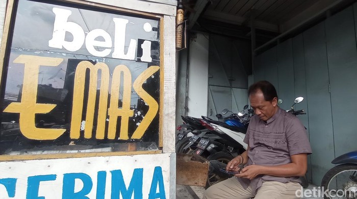 Asep Wahyu, penjual emas di depan Pasar Kosambi Bandung