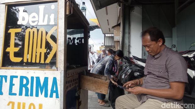 Asep Wahyu, penjual emas di depan Pasar Kosambi Bandung