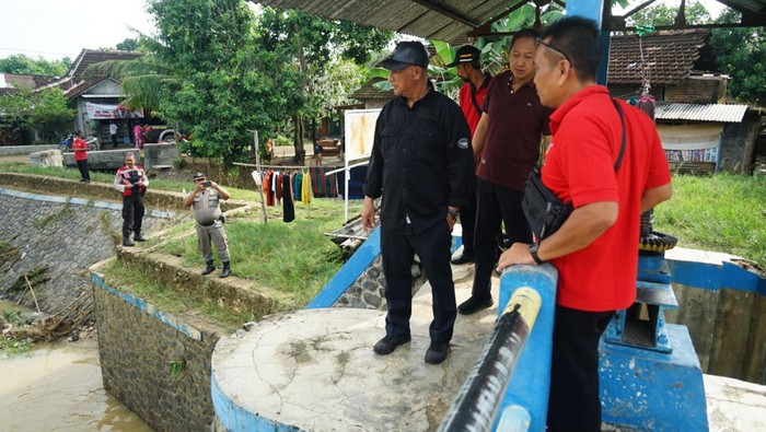 Pj Bupati Pati Henggar Budi Anggoro saat mengecek kondisi pasca banjir di Desa Kayen, Kecamatan Kayen, Jumat (14/10/2022).