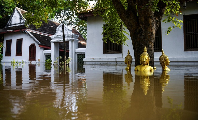 Banjir Rendam Kuil Buddha di Thailand Banjir menerjang Ayutthaya, Thailand, Kamis (13/10/2022) waktu setempat. Selain rumah, banjir juga merendam kuil Buddha.