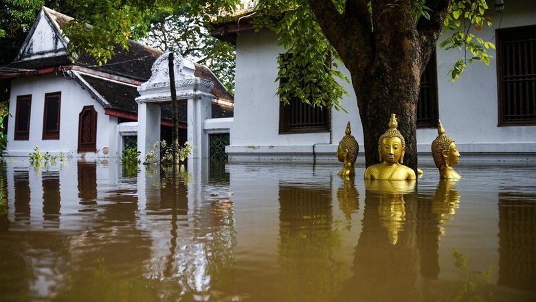 Banjir menerjang Ayutthaya, Thailand, Kamis (13/10/2022) waktu setempat. Selain rumah, banjir juga merendam kuil Buddha.