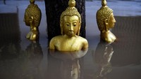 Sejumlah patung Buddha yang berada di sekitar kuil juga ikut terendam banjir.