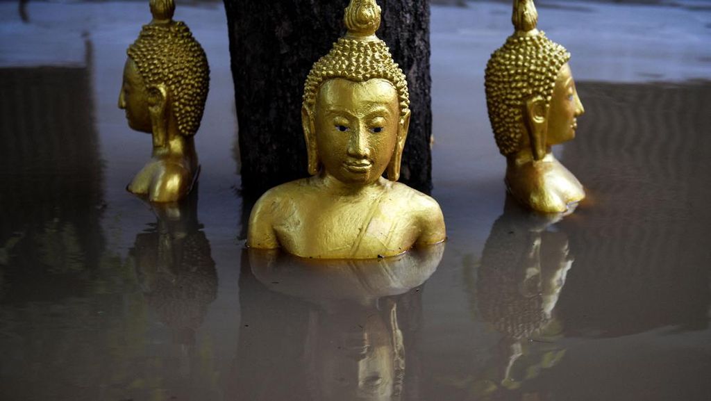 Banjir Rendam Kuil Buddha di Thailand