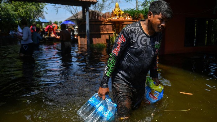 Banjir Rendam Kuil Buddha di Thailand Banjir menerjang Ayutthaya, Thailand, Kamis (13/10/2022) waktu setempat. Selain rumah, banjir juga merendam kuil Buddha.