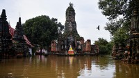 Banjir merendam kuil Buddha di Ayutthaya, (13/10/2022) waktu setempat.
