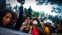 Massa yang juga terdiri dari kelompok emak-emak membawa panci serta penggorengan saat demo di Balai Kota.