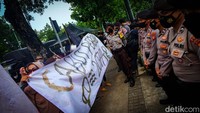 Massa Kopaja menuntut Anies mencabut Peraturan Gubernur Nomor 207 Tahun 2016.