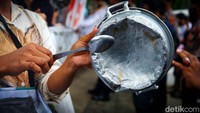 Massa memukul-mukul panci selama aksi protes di Balai Kota DKI Jakarta.