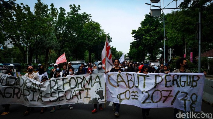 Bawa Panci, Massa Demo di Hari Terakhir Anies Ngantor Sekelompok massa menggelar demo di depan Balai Kota DKI Jakarta di hari terakhir Gubernur Anies Baswedan berkantor. Mereka membawa serta panci sebagai properti demo.