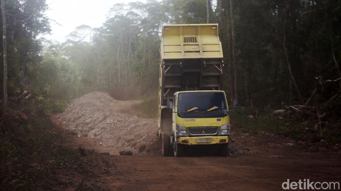 Begini Infrastruktur di Ujung Negeri Pulau Selaru Pulau Selaru merupakan salah satu pulau kecil terluar berpenghuni (PPKT) Indonesia. Jalan yang beraspal di Pulau Selaru kurang lebih sepanjang 10 Km mulai dari desa Adaut hingga desa Kandar. Jarak antara desa Adaut disisi utara pulau hingga desa Eliasa sisi selatan pulau kurang lebih 53 km. Jadi ada sekitar 43 km jalan yang tidak beraspal.
