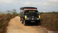 Jalan yang beraspal di Pulau Selaru kurang lebih sepanjang 10 km mulai dari Desa Adaut hingga Desa Kandar.