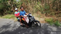 Tak banyak kendaraan lalu lalang di jalan tersebut.