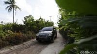Kendaraan melintas di ruas jalan Desa Eliasa, Kecamatan Selaru, Kabupaten Kepulauan Tanimbar, Provinsi Maluku.