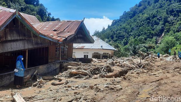 Banjir bandang di Mamuju, Sulawesi Barat terjadi sejak Selasa (11/10/2022). Selain bencana banjir bandang, wilayah Mamuju juga dilanda longsor.