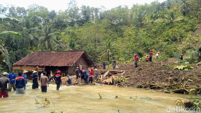 Bencana banjir dan tanah longsor di Kebumen, Oktober 2022.