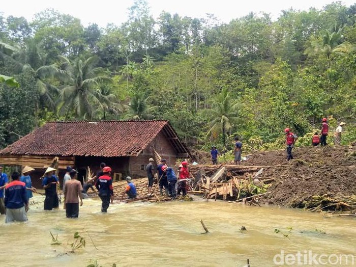 Bencana banjir dan tanah longsor di Kebumen, Oktober 2022.