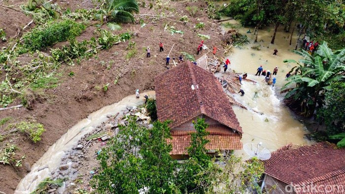 Bencana banjir - longsor yang terjadi di Kabupaten Kebumen pada Oktober 2022