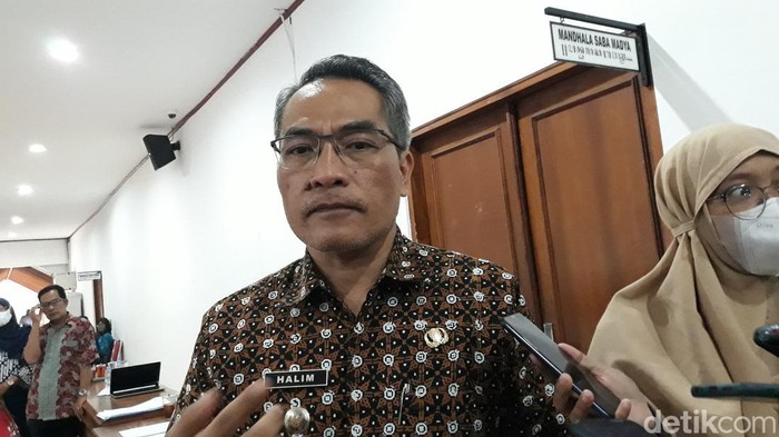 Bupati Bantul Abdul Halim Muslih saat memberikan keterangan, Jumat (14/10/2022).