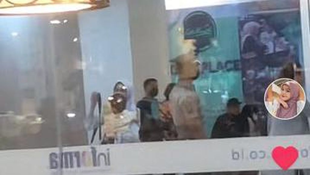 Viral Pria Selingkuh Dilabrak Pelakor di Mall, Reaksi Istri Sah Bikin Salfok