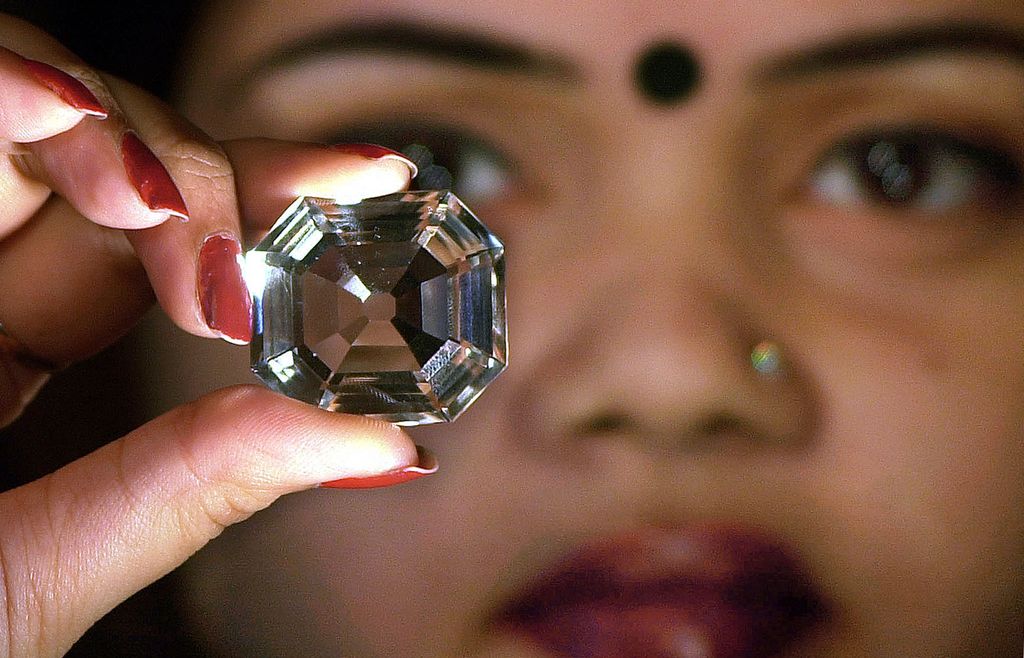 An Indian model displays a replica of the famous Indian diamond 'Koh-i-noor' at a press meeting in Calcutta, January 29, 2002. Replicas of one hundred of the world's most famous diamonds are on display to the public at a show organized by a diamond - jewelry dealer.  AFP PHOTO / Deshakalyan Chowdhury / AFP / DESHAKALYAN CHOWDHURY (Photo credit should be DESHAKALYAN CHOWDHURY / AFP via Getty Images)