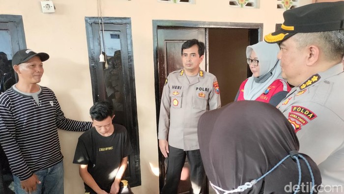 Biddokkes Polda Jatim kunjungi korban tragedi Kanjuruhan asal Probolinggo
