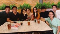 Ada juga keseruan Jodie saat nongkrong dan kulineran bareng dengan Syifa Hadju dan Rizky Nazar. Momen makan bersama ini diikuti oleh artis lainnya. Foto: Instagram Brisia Jodie