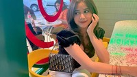 Imutnya pose Jodie juga terlihat di foto ini, di mana Jodie tengah nongkrong cantik di sebuah kafe kekinian. Foto: Instagram Brisia Jodie