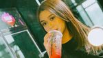 Keakraban Brisia Jodie dan Marion Jola saat Makan Popcorn Bareng