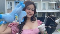 Dikabarkan sempat merenggang, kini hubungan Jodie dan Lala kembali dekat setelah putus dari Julian Jacob. Bahkan Lala memberi dukungan pada Jodie. Foto: Instagram Brisia Jodie