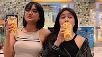 Kedekatan Jodie dan Lala memang sudah sejak ajang pencarian bakat. Keduanya sering menghabiskan waktu bersama, seperti makan popcorn bersama. Foto: Instagram Brisia Jodie